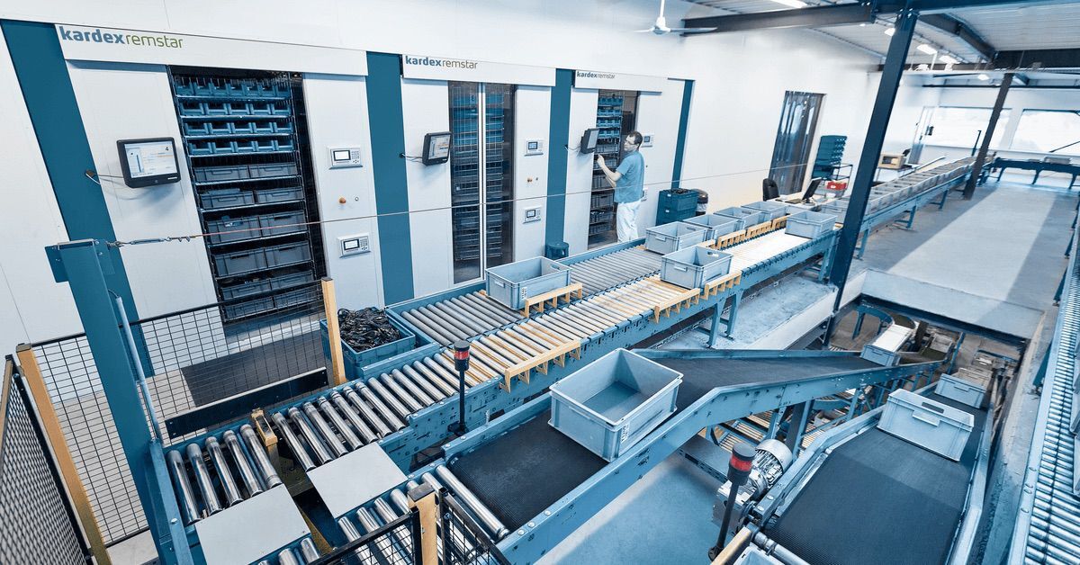 horizontal carousel system in use